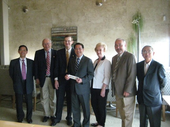 •廖處長(中)拜訪台塑公司與周邊郡市政要合影：右起台塑公司資深副總經理吳堯明、Calhoun郡長Mike Pfeifer、Point Comfort市長Pam Lambden女士、Port Lavaca市長Jack Whitlow、前聯邦眾議員Joseph Wyatt(D, 1979-1980)