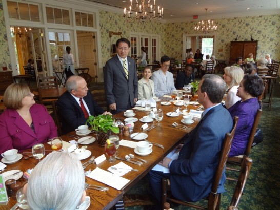 經由休士頓鄭僑務委員昭安排及款宴，駐休士頓辦事處廖處長東周於本(101)年3月30日中午應邀與休士頓牛仔節籌備處主席Dennis Steger、副主席Gretchen Gilliam、遊行委員會副主席Stedman Grigsby、導覽委員會副主席Sandy Spiller及貴賓早餐委員會理事Erika Montegomery餐敘並致詞。