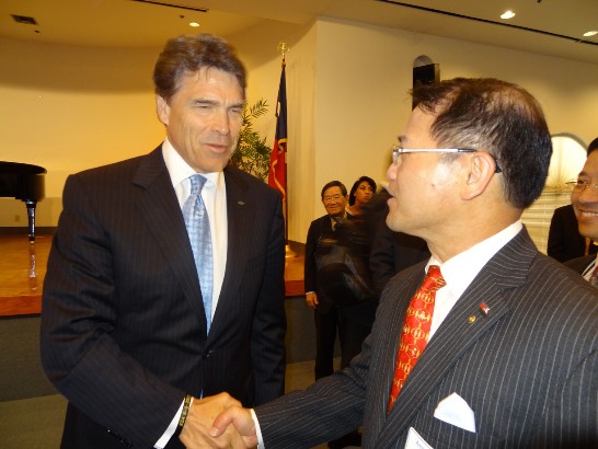 駐處廖處長東周出席德州台塑公司舉辦的歡迎台塑集團王總裁文淵晚宴中與德州州長Rick Perry握手寒喧