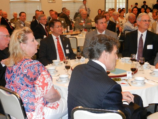 台塑集團王總裁文淵致詞，廖處長東周與同桌的德州州長Rick Perry、聯邦眾議員Blake Farenthold(R-TX)夫人Debbie Farenthold、德州眾議員Todd Hunter、德州眾議員Geanie Morrison、該公司所在之Calhoun郡郡長Mike Pfeifer、Jackson郡長Dennis Simons及Wharton郡長Phillip Spenrath等均專注聆聽。