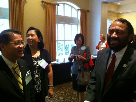 駐休士頓辦事處廖東周處長(左1)於本（101）年5月11日「第12屆多元化高峰會」開幕前與聯邦眾議員El Green(右1)寒暄交談、自然互動。