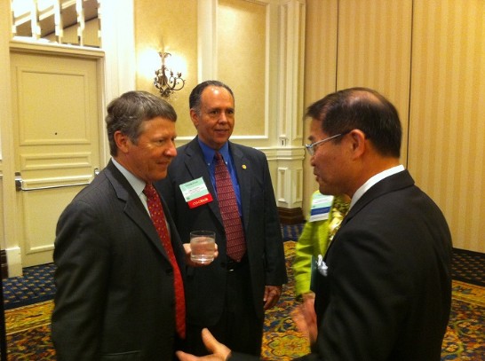 廖處長(右1)與哈瑞郡郡長Ed Emmet(左1)於會場相互問候