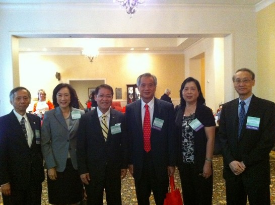 廖處長(左3)與周家蓓組長(左2)、美南國建會會長閻寶印(右2)等會員於會場合影留念