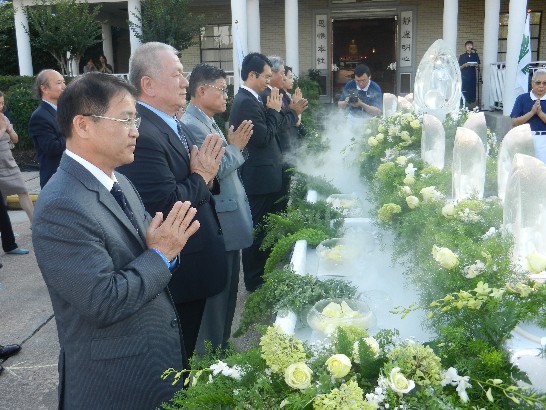 駐處廖處長東周應邀出席慈濟德州分會於本（101）年5月12日晚7時舉辦的佛誕節、母親節浴佛典禮