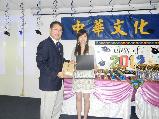 廖處長東周頒獎給中華文化學院中文班畢業學生