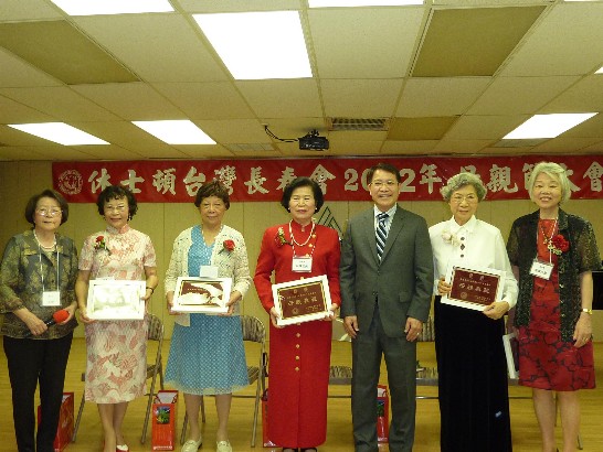 駐處廖東周處長(右3)、蕭素卿會長(左一)與長春會選出2012年5位模範母親合影