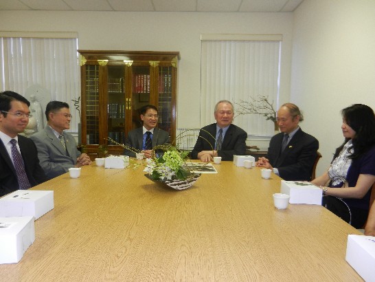 浴佛典禮後，廖處長東周由德州慈濟分會黃執行長濟恩陪同簡報分會感恩堂擴建及大愛幼稚園興建計畫