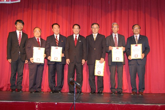廖處長(中)代表頒發致僑務榮譽職人員聘書後與渠等合影。右起：僑務諮詢委員葉宏志、僑務顧問：朱文強、楊明耕、周滿洪、李雄。左一為僑教中心主任王偉讚。