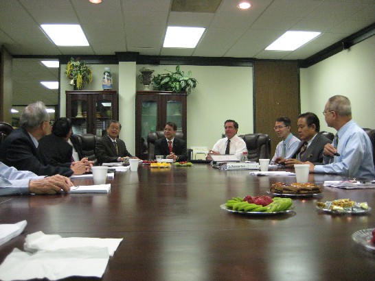 廖東周處長(右五)與美南銀行董事會成員座談。左起：謝坤增、李蔚華、侯思漢、首席執行長Gary Owens、李昭寬董事長及黃泰生