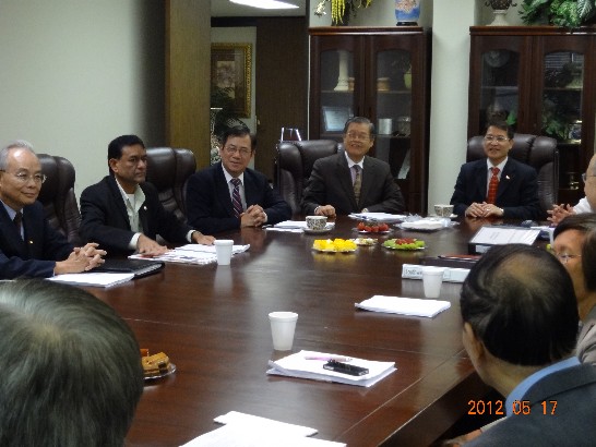 廖處長(右一)與美南銀行董事會成員座談。左起：黃泰生、Mr. Hasu Patel、魏組長煥忠、李昭寬董事長。