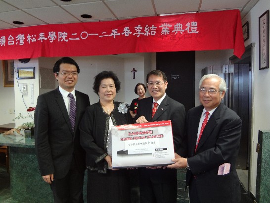 駐處廖處長代表僑務委員會致贈休士頓松年學院卡拉OK機一台由陳美芬董事長與許勝雄院長代表接受