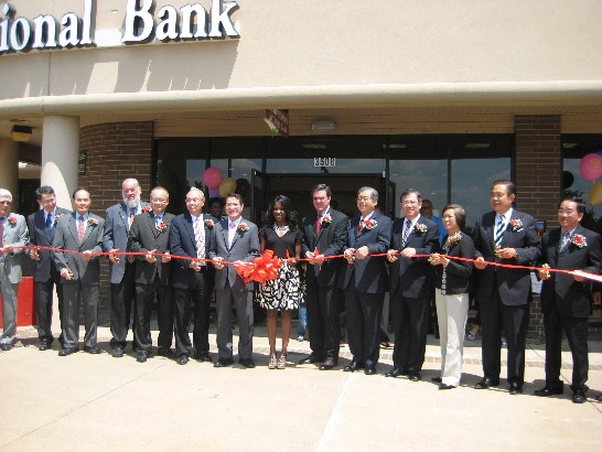 廖東周處長(左七)、糖城代理市長Jacqueline Chaumette (右七)與美南