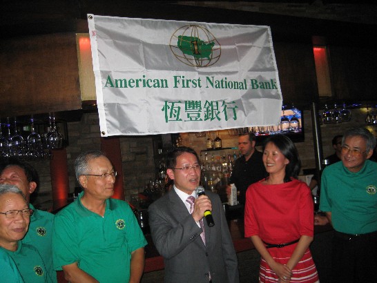 駐休士頓辦事處廖東周處長致詞賀恆豐銀行14週年慶(右三)。右起：恆豐銀行副董事長高成淵、廖處長夫人、董事長吳文龍、董事陳文輝、陳文全