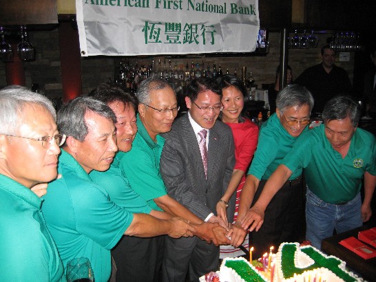 廖處長夫婦(右三、四)與恆豐銀行董事長吳文龍(左四)、董事陳文輝、總經理張永男等共同切蛋糕祝賀恆豐銀行14週年慶
