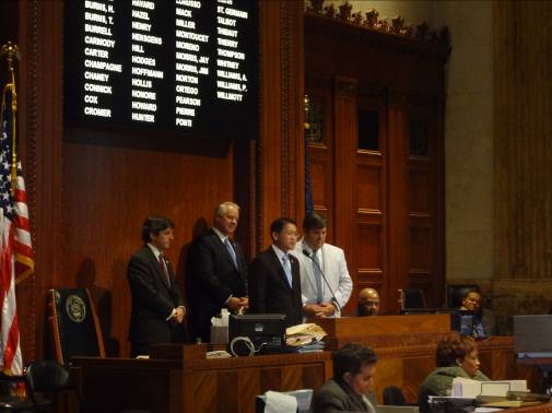 廖處長東周於5月22日下午3時於路州眾議會接受友我決議案，並在Jeffery Arnold(站立右1)及Cameron Henry(站立左1)陪同下於眾議會議長Chuck Kleckley(站立左2)座位發表演說