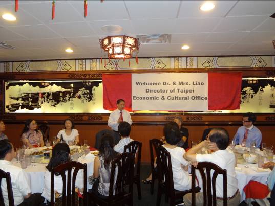 廖處長東周於餐會中以中、英文流利交換向在場僑領簡介我國政經現況、台美關係、活路外交成果、兩岸情勢及本處以僑民為尊之服務理念，並回答提問