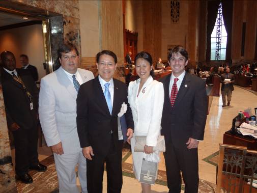 廖處長夫婦於會後與眾議員Jeffery Arnold(左1)及Cameron Henry(右1)於議場合影留念