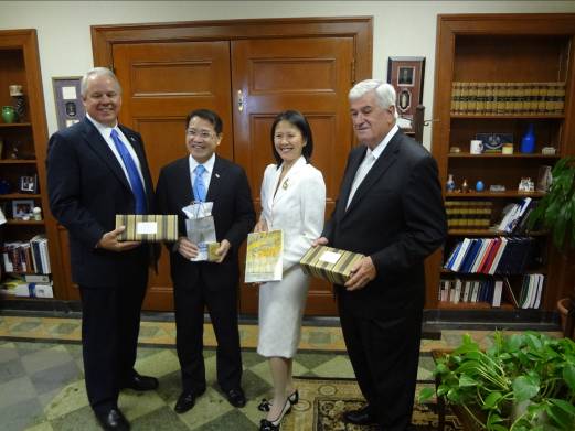 路易斯安納州John A. Alario參議長(右1)及Chuck Kleckley眾議長(左1)歡迎廖處長夫婦來訪並交換禮品留念