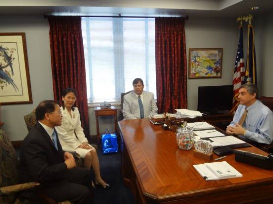路易斯安那州副州長Jay Dardenne(右1)與廖處長東周就加強雙邊經貿交流交換意見，路州眾議員Jeffery Arnold(右2)作陪