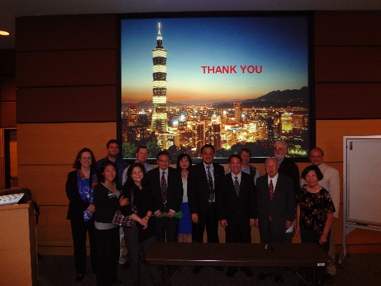 廖處長於演講後與該校師生及特別來賓合影留念。