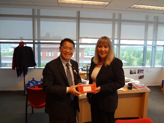 廖處長與柯林頓圖書館館長Terri Garner女士合影留念