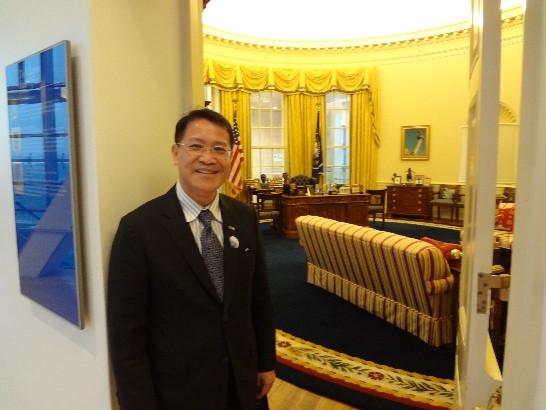 廖處長參觀模擬白宮總統辦公室(oval office)。