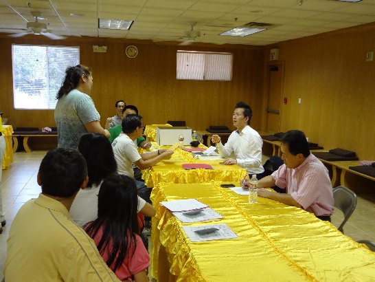 吳宜侃秘書於馬僑務促進委員協助下辦理奧斯河行動領務服務，現場協助僑胞收件情形。