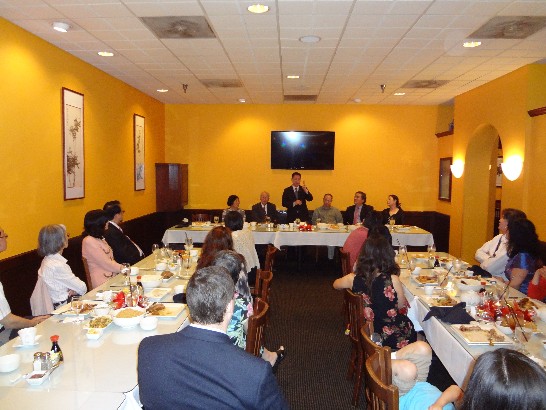 廖處長於餐會中以中、英文流利交換向在場僑領簡介我國政經現況、台美關係、活路外交成果、兩岸情勢及本處以僑民為尊之服務理念。