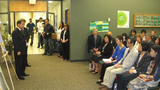 廖處長於曾翕詩同學追悼會中以中英文致詞，代表政府感謝校方對曾同學之照顧與勉勵在場同學完成曾同學未完成的理想。