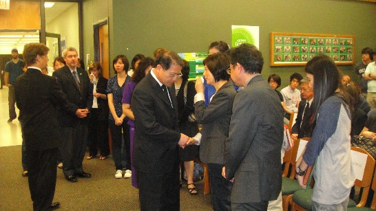 廖處長趨前安慰曾同學母親鄧月珠女士，鄧女士真誠感謝政府的協助，並表示在海外才領悟繳稅的意義。