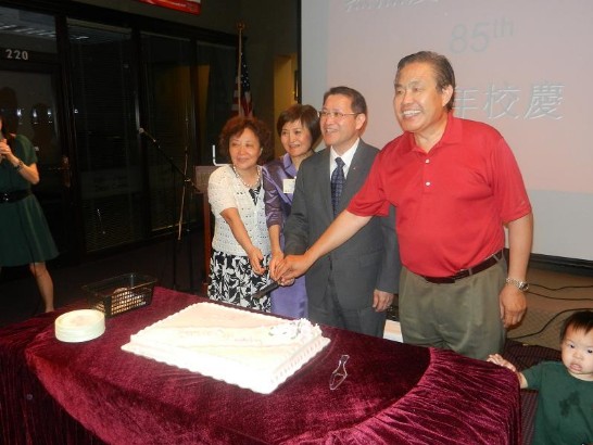 廖處長東周、文化組吳組長少芬、休士頓政大校友會會長江桂芝及休士頓美南新聞李董事長蔚華為政大85週年校慶共切蛋糕