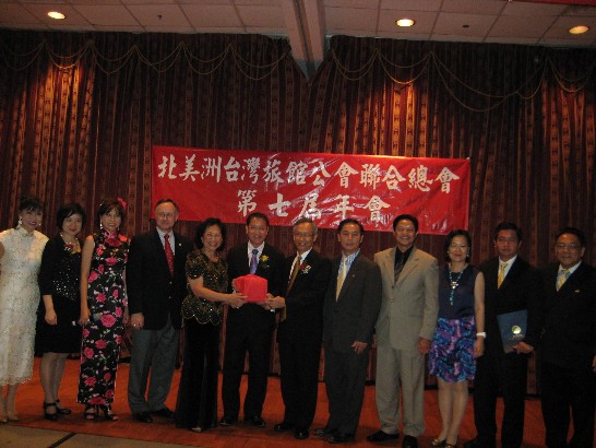 駐處廖東周處長(左六)主持美南臺灣旅館公會卸任會長賴李迎霞(左五)、新任會長陳詩章(右七)之交接。德州眾議員Hubert Vu(右五)、休士頓市議員Al Hoang(右二)、Mike Lester(左四)、密蘇里市議員Danny Nguyen(右四)、國際領袖基金會執行長董繼玲女士(左二)及聯邦眾議員El Green社區代表美譚秋晴(左一)等觀禮合影