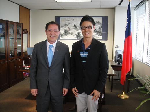 駐處處長廖東周大使與來自台灣打擊音樂藝術家林威震合影。