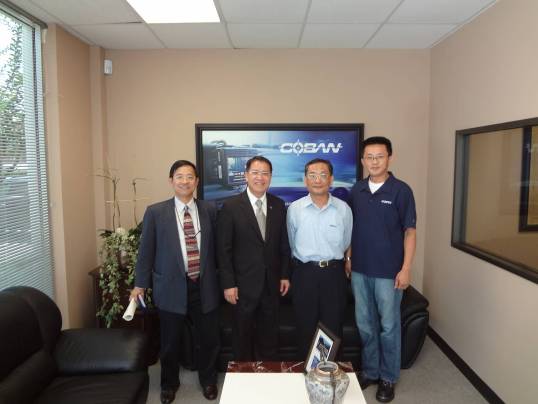 廖處長與李董事長、戴經理及經濟組黃組長於Coban接客廳合影留念