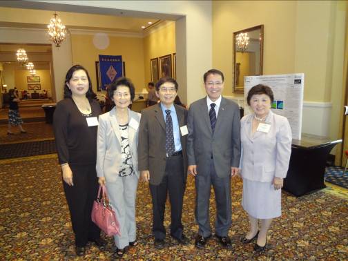 廖東周處長(右2)出席「美南國建會」於本（101）年6月2日在休士頓糖城(Sugar Land) Marriott Hotel舉行「2012年國建會年會暨科學工程技術研討會」，與閻寶印會長(左1)、王秀姿僑務委員(右1)、陳康元醫師夫婦(左2、3)合影留念