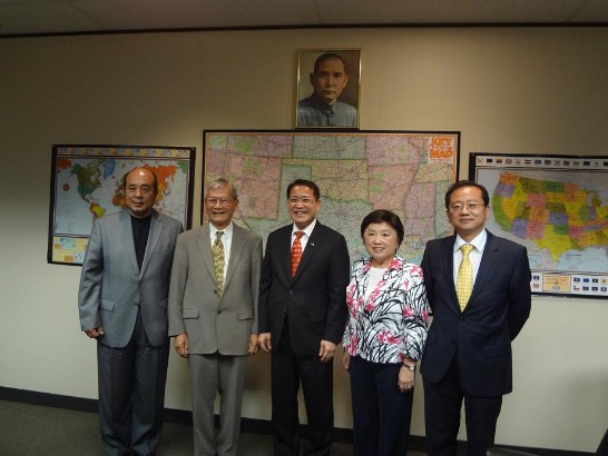 廖處長與僑務委員王秀姿、駱建明、僑務諮詢委員楊朝諄及領務秘書張家華合影