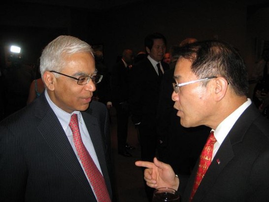 廖處長東周在亞洲商會第22屆年會上與印度總領事Sanjiv Arora(左)晤談