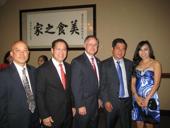 廖處長東周(左二)在亞洲商會第22屆年會上與休士頓市議員Mike Lester(右三)、Al Hoang夫婦(右一、二)及殼牌石油公司商業顧問Cecil Fong(左一)等合影