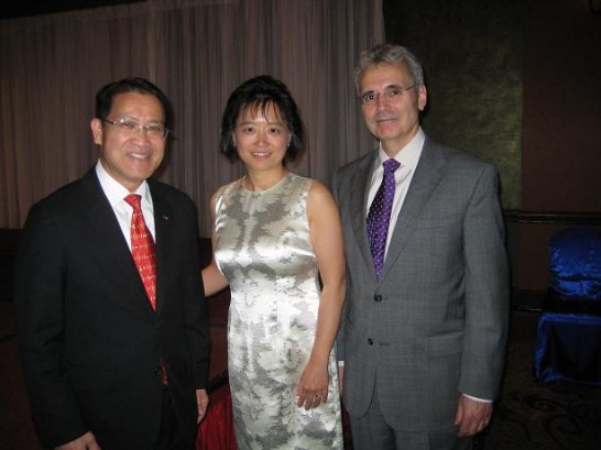廖處長東周(左一)在亞洲商會第22屆年會上與MD Anderson癌症中心Dr. Linda Chin、Dr. Ronald A. DePinho夫婦合影