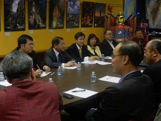 廖處長東周仔細聆聽休士頓僑領對「休士頓安全服務熱線」的看法