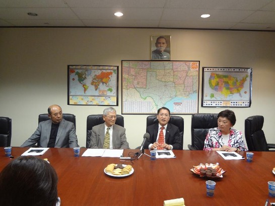 廖處長東周向休士頓僑務委員王秀姿、駱建明及僑務諮詢委員楊朝諄說明領務服務革新