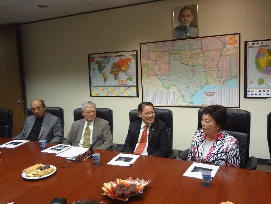 僑務委員王秀姿以親身經驗為例，說明駐處領務服務親切與貼心