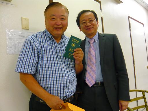 駐處張秘書服務辦理護照換發申請人欒桐華先生。 
