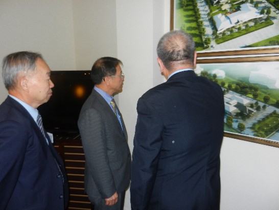 黃執行長濟恩致贈紀念品及慈濟醫療人文月刊給廖處長東周