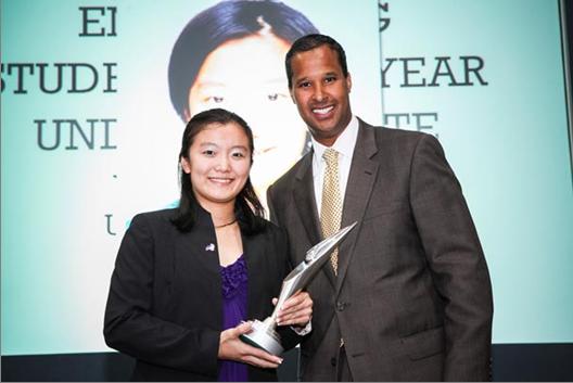  丘雅鈺在英國倫敦接受2012波音全球飛行工程大學部學生榮譽獎。(本圖片由北美台灣工程師學會達拉斯分會提供)  