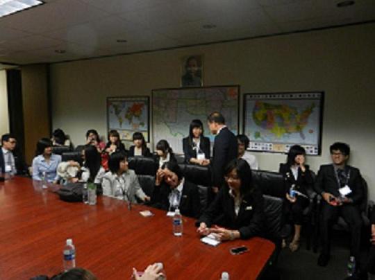 廖處長一一與學員們握手歡迎到訪   