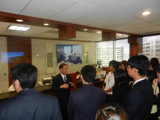 廖處長親自在領務大廳向學員們介紹駐處軟、硬體設施提升情形。