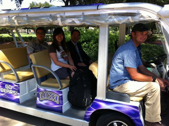 UCA專車接送廖處長赴商學院演講