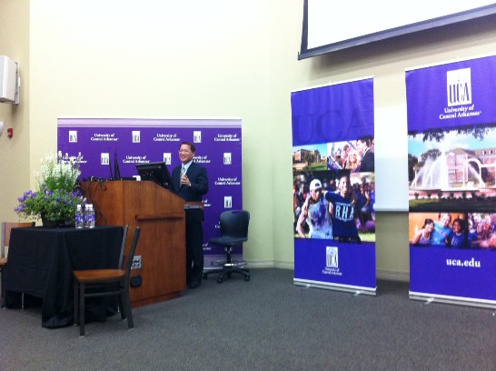廖東周處長以「Taiwan Update」為題，用流利英文向UCA師生進行演講