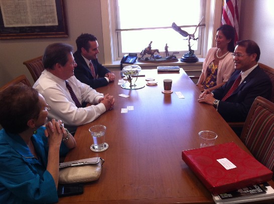 駐處廖處長東周夫婦赴小岩城市政廳拜會市長Mark Stodola(左中)，該市「姊妹市協會」主席Bryan J. Barnhouse(左上)、委員Carolyn Witherspoon(左下)陪同會晤